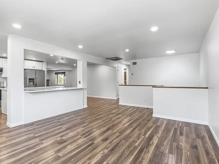 122 Helena Cir — Photo 3