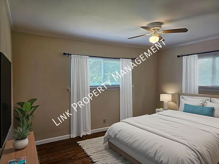 Coming Soon! Don't Miss This Charming 2 Bedroom With Garage, Large Yard And Storage — Photo 3