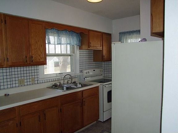5th image of 218 Michigan St