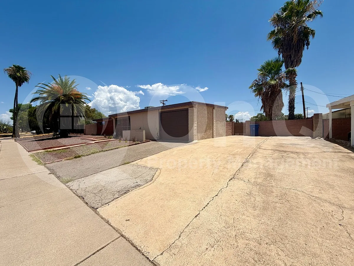 4 bed, 2.0 bath, 2060 sqft, $1,999 — Photo 4