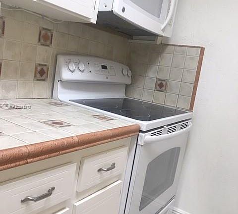 3rd image of 1225 NE 124th St APT 40C
