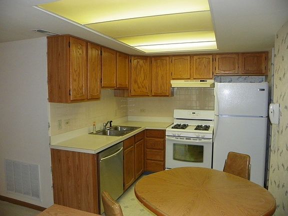 4th image of 4500 W 93rd St APT 2D
