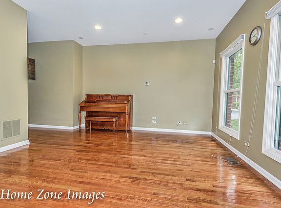 2nd image of 142 N Rose St