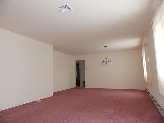 4th image of 78 Innsbruck Dr