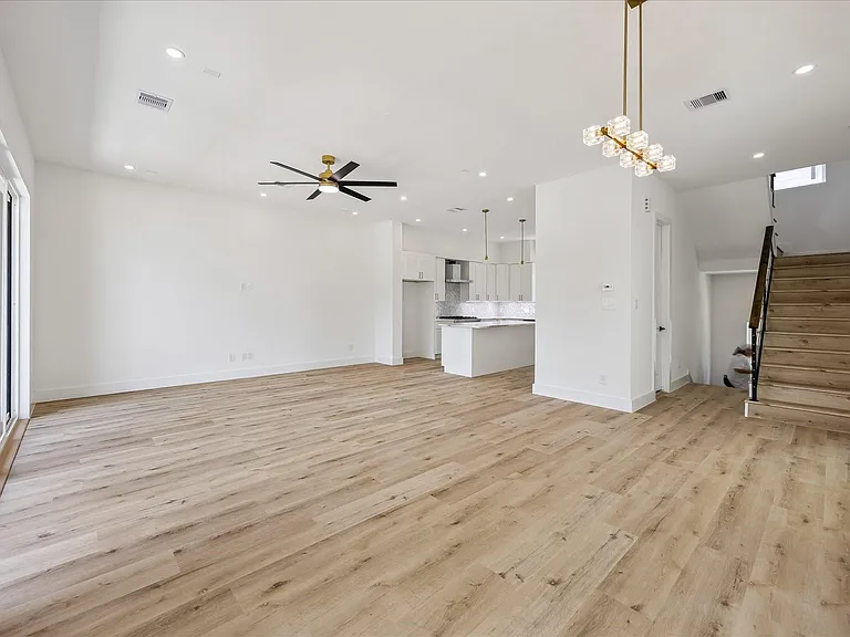 1034 W 17th St #B — Photo 10