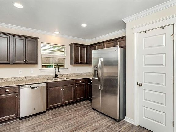 5th image of 8590 Oak Hill Dr