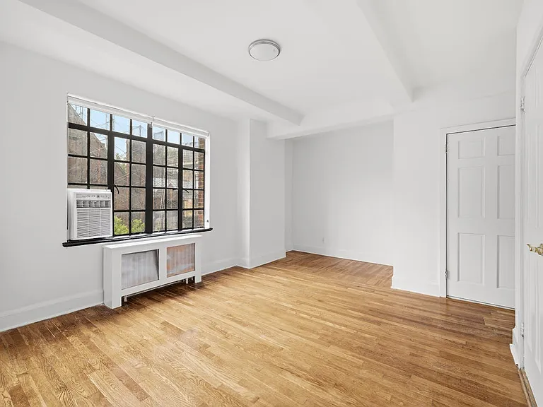 433 W 21st St #6A — Photo 5