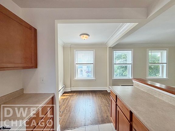 4th image of 916-20 Greenbay Rd #2L