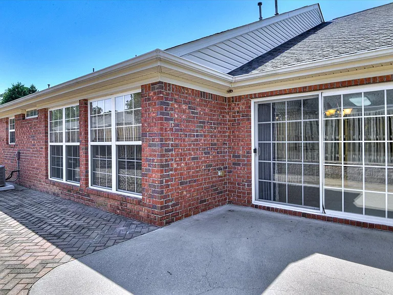 443 Surrey Park Dr SE — Photo 34