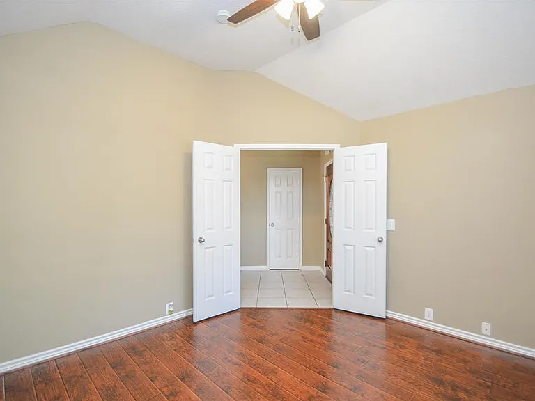 4914 Surrey Park Cir — Photo 9