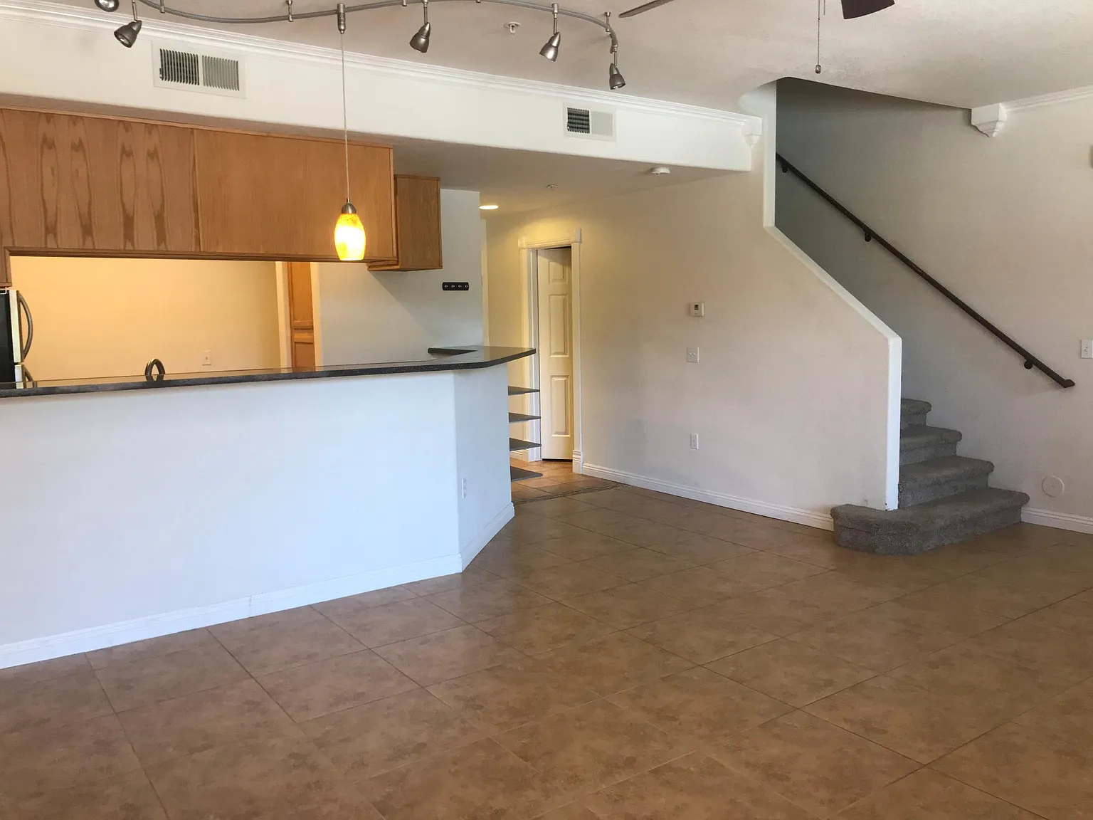 3 bed, 2.5 bath, 1472 sqft, $1,495 — Photo 3