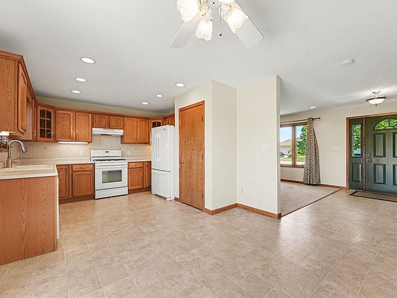 3rd image of 732 Sunflower Ln