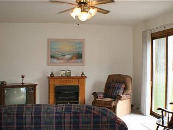 4th image of 17 E Burwell Dr