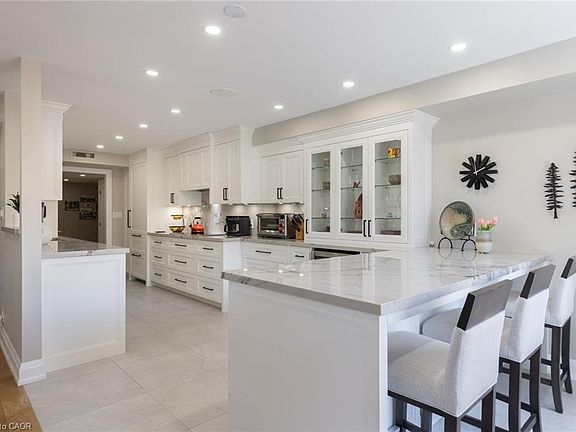 5th image of 100 Lakeshore Rd E #303