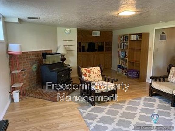 3rd image of 2821 N Weaver Cir Room 2