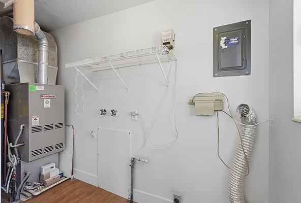 3 bed, 1.5 bath, 1124 sqft, $2,300 — Photo 2