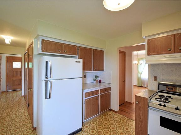 3rd image of 3430 Coventry Dr