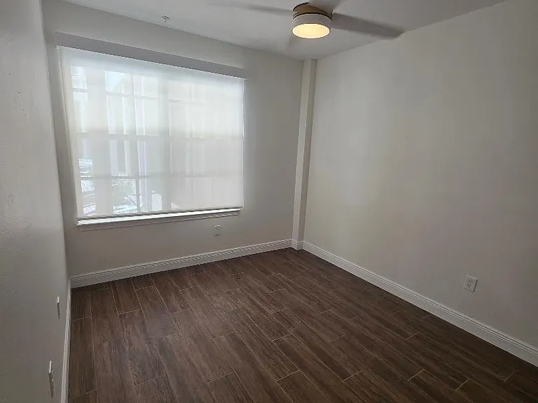 701 Mirror Lake Dr N #105 — Photo 9