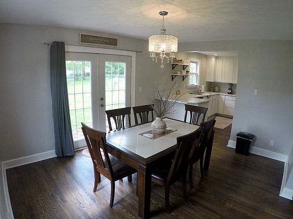 Dining Room 13'6" x 11'6"