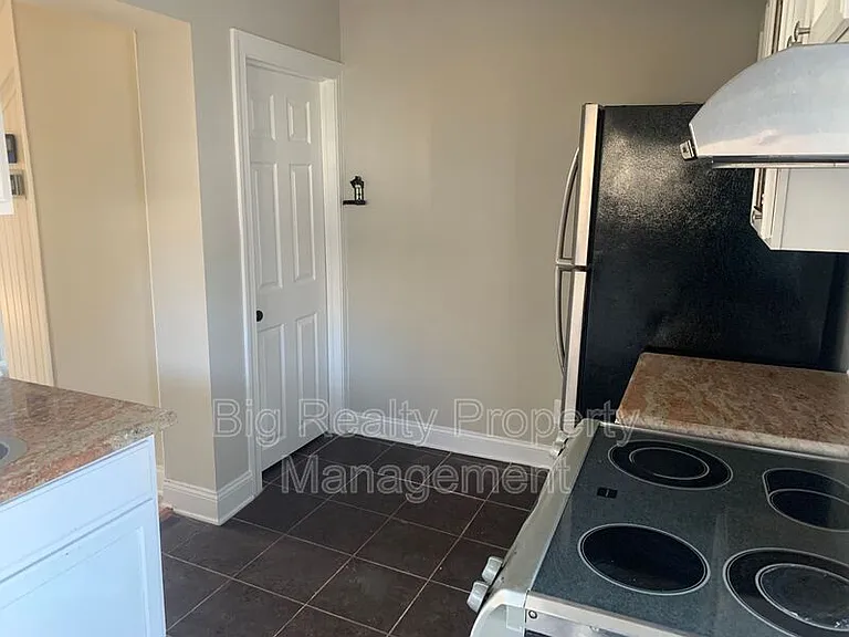 457 Walnut St — Photo 4