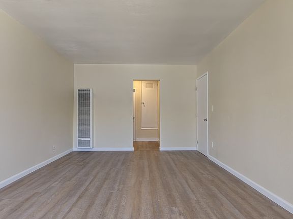 3rd image of 10223 Darby Ave APT 4