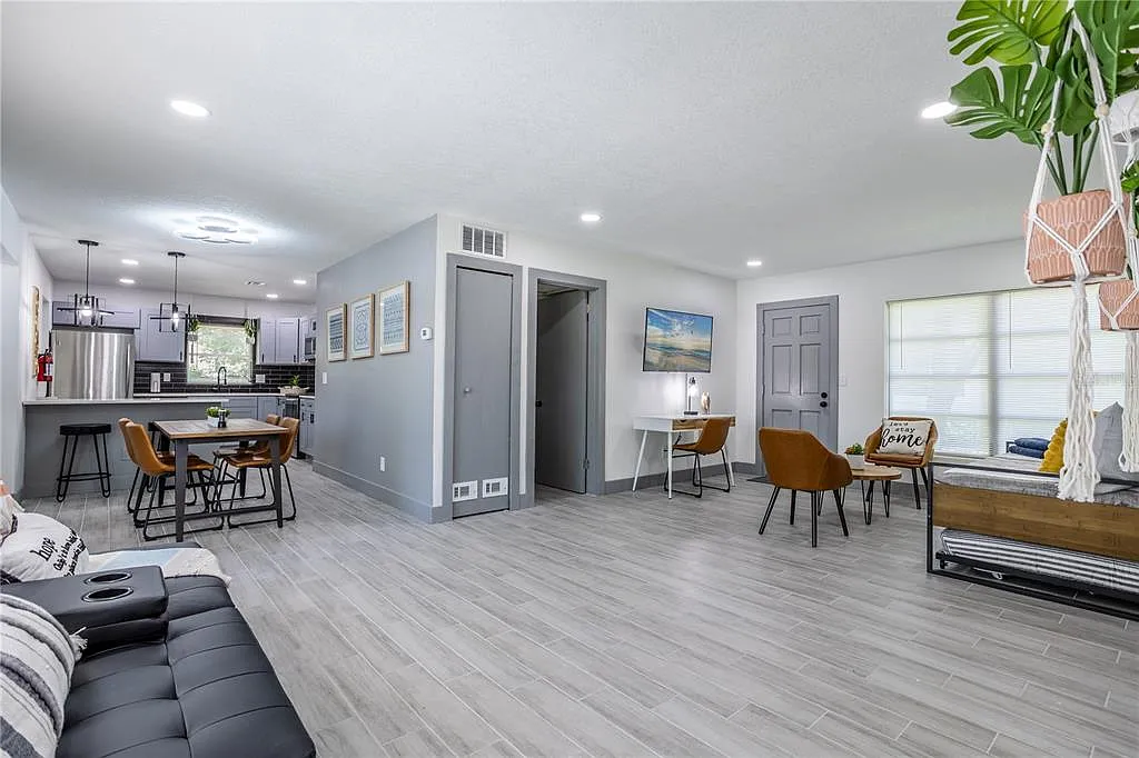 3 bed, 2.0 bath, 1296 sqft, $3,500 — Photo 4