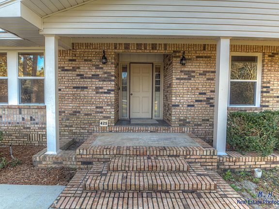 5th image of 425 Marion Dr