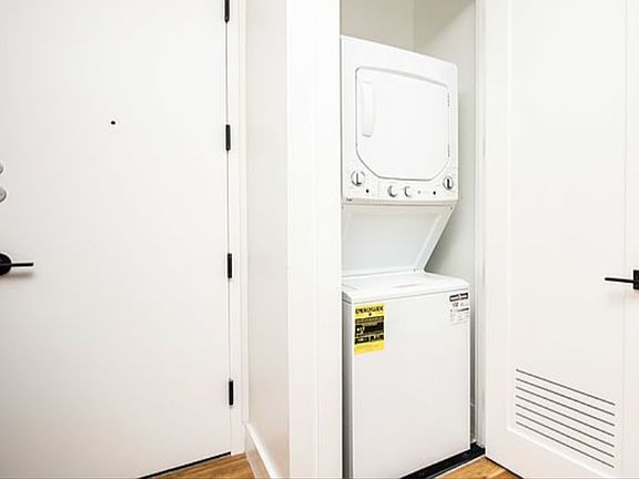 4th image of 41 Vanderbilt Ave #6