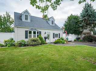 160 Swan Ln, Levittown, NY 11756