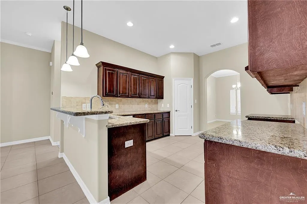 3 bed, 2.0 bath, 2123 sqft, $2,300 — Photo 3