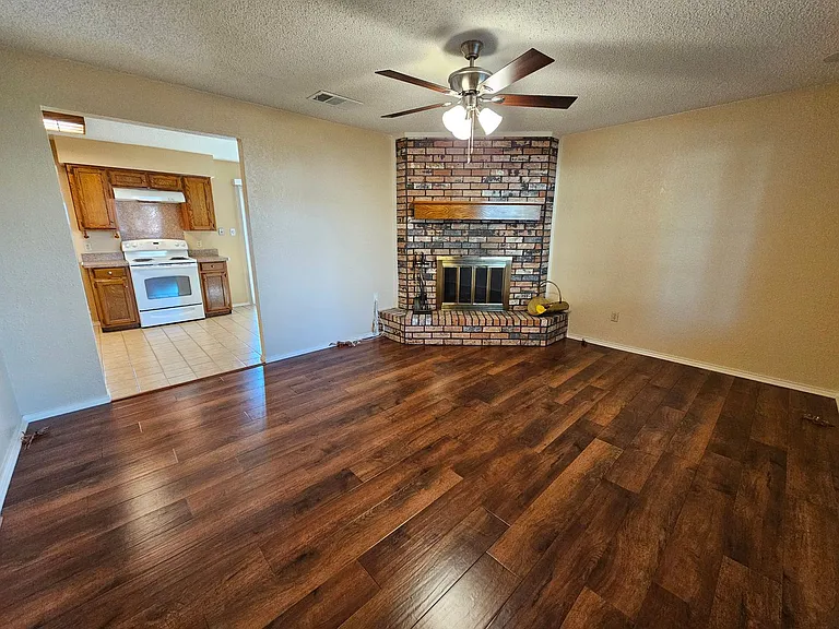 400 Hallmark Dr — Photo 8