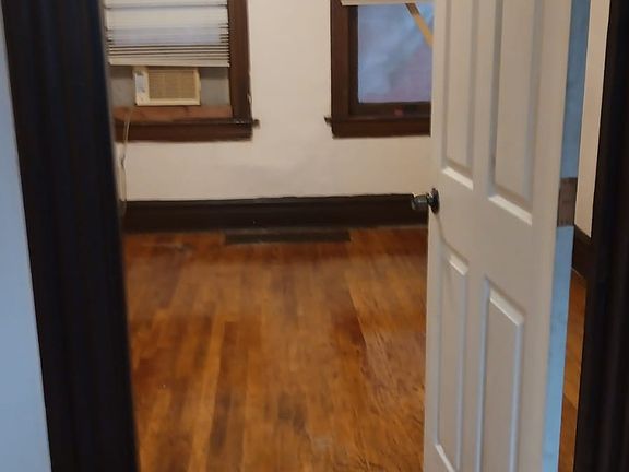 4th image of 4720 McMillan Ave #1