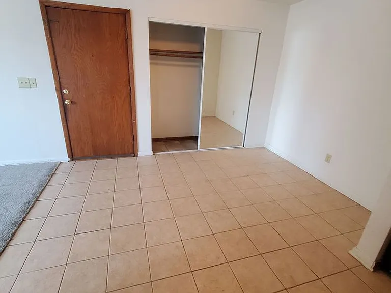 1920 Lathrop Ave. (16 Unit) — Photo 2