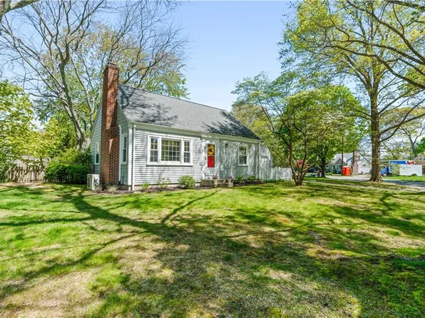 19 Roberta Dr, Barrington, RI 02806