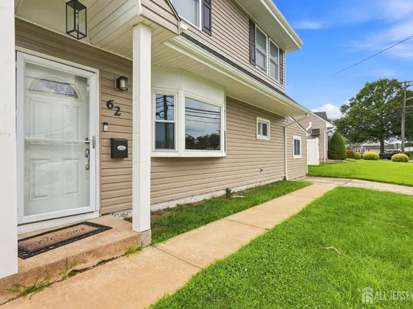 62 Pinetree Dr, Parlin, NJ 08859