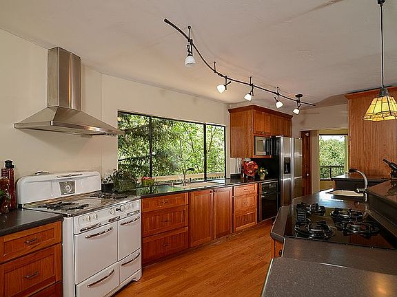 4th image of 8720 Noland Ln