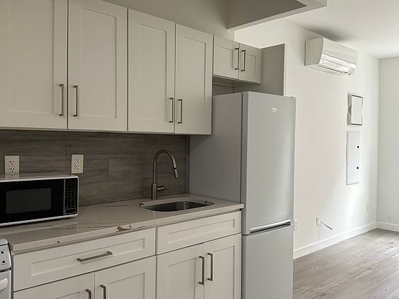 3rd image of 3827 Carpenter Ave APT 1A