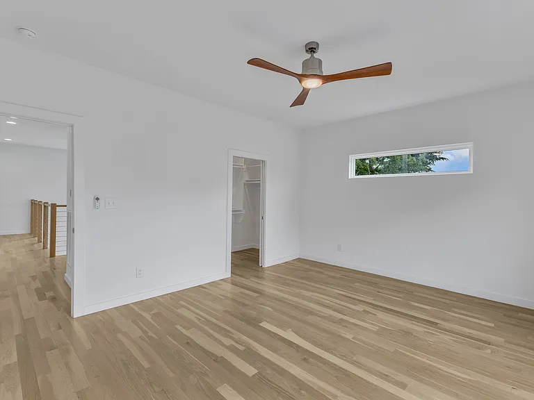 Primary bedroom w/ ensuite bathroom