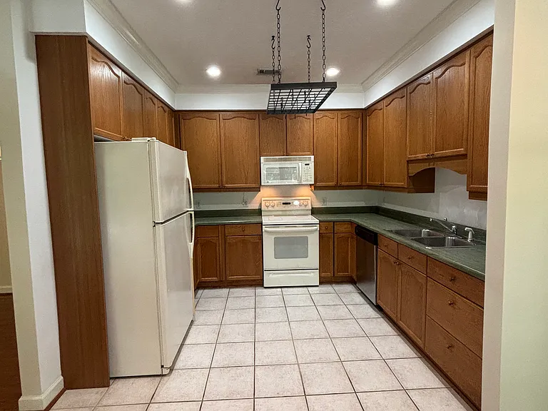 1620 Warrenton St — Photo 2