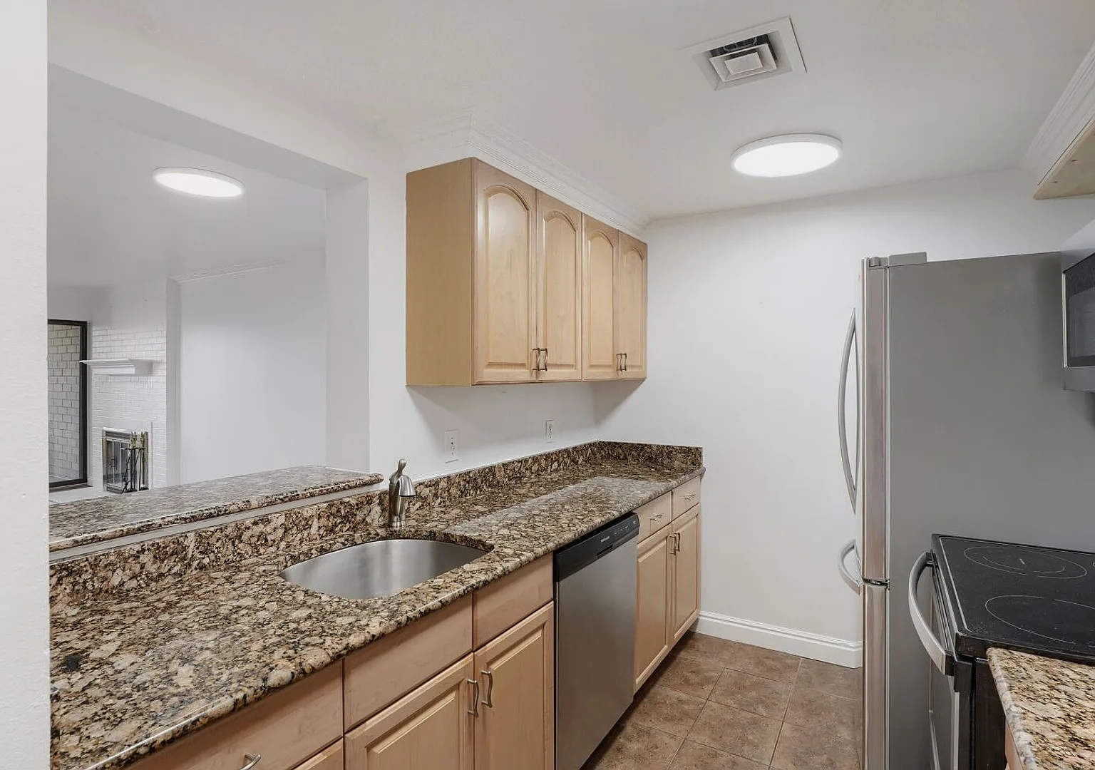 Spacious 2bd/1ba Condo- Cap Hill Neighborhood! Available Now! — Photo 2