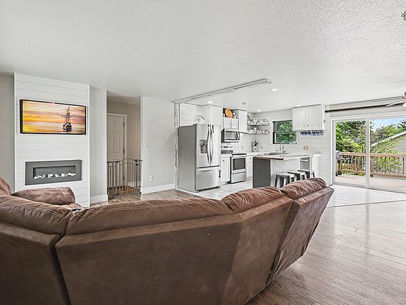 5th image of 304 15th Ave E