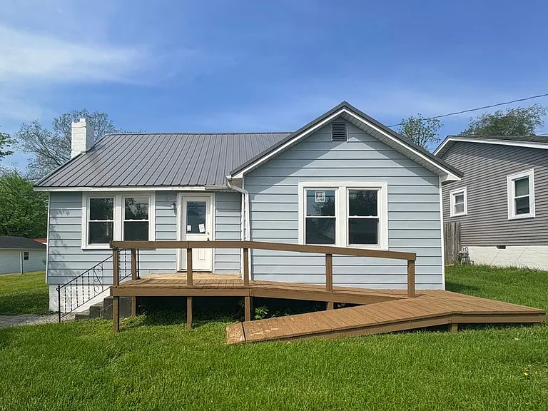 109 Lloyd St — Photo 1