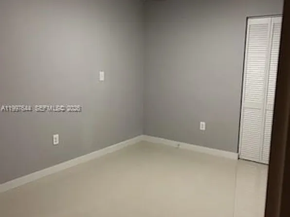 19732 NW 59th Pl, Hialeah, FL