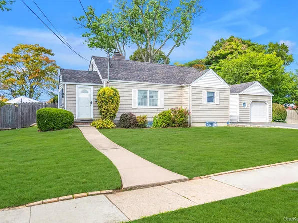 91 7th Street, Hicksville, NY 11801