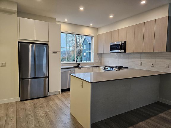 4th image of 488 Furness St #139