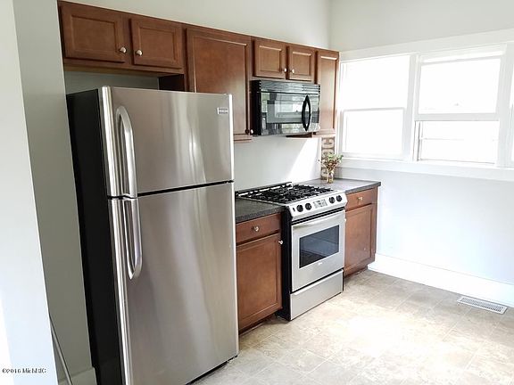 4th image of 2145 Greenfield Ave SW