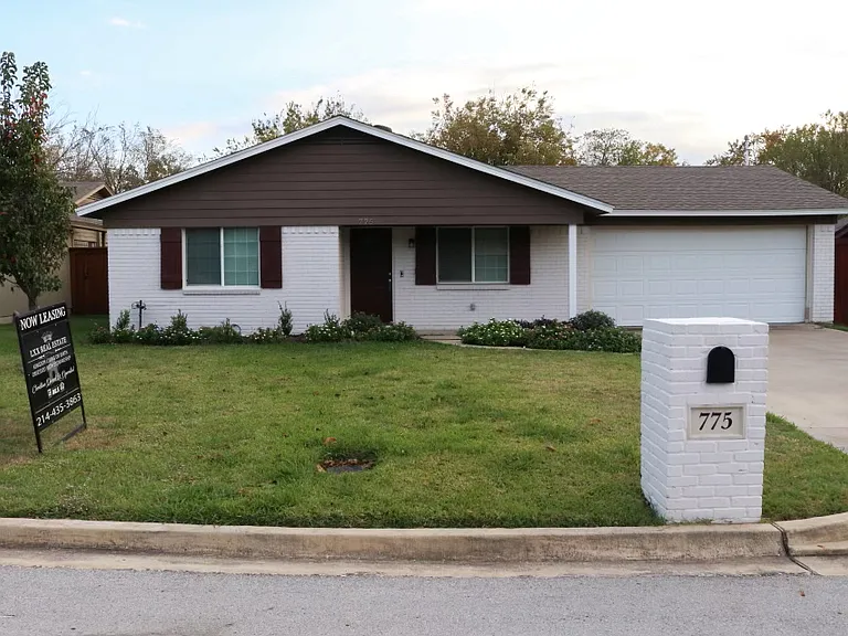 775 Briarwood Ln — Photo 1