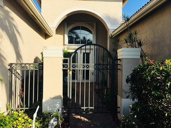 7787 Lismore front door