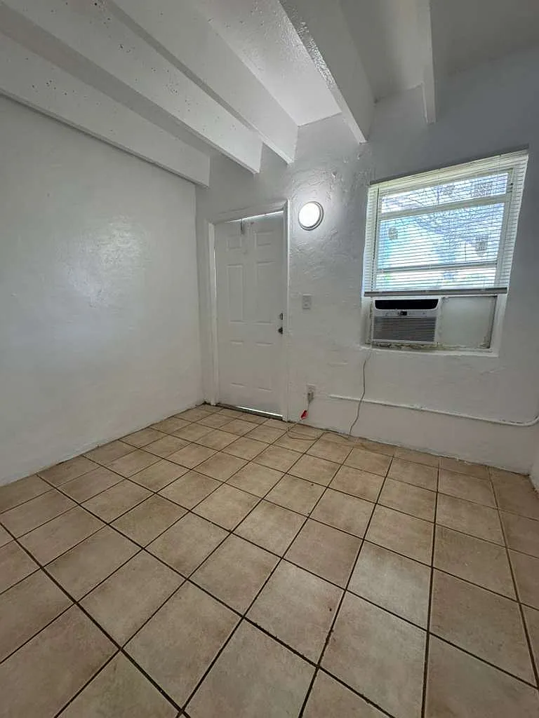845 SW 6th St — Photo 3
