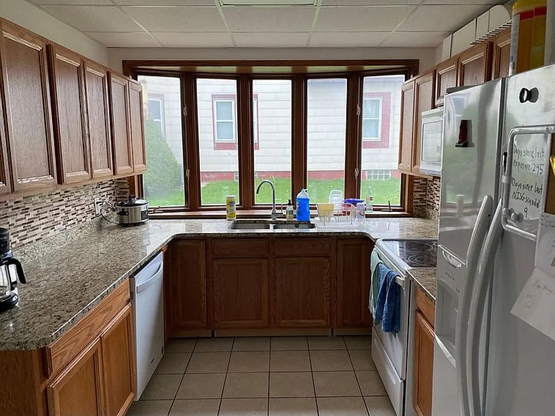 4 bed, 2519 sqft, $2,000 — Photo 2